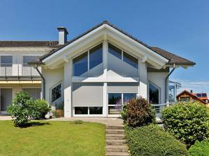 Spitz, schräg, halbrund, rund oder gerade? Die Storen mit robusten Aluminiumprofilen passen sich jeder Fensterform an. Schanz.