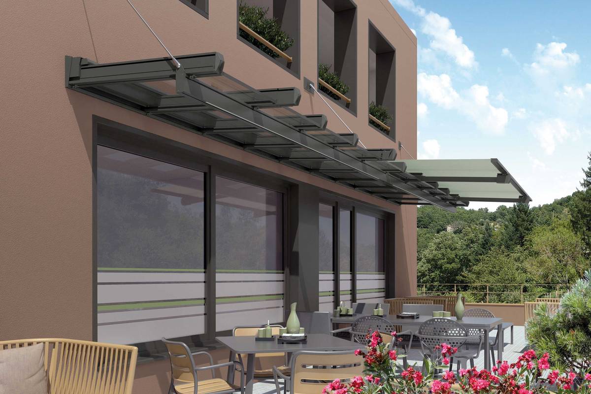 Für Schatten sorgt ein optional integriertes, über die Glasflächen herausragendes Hightech-Textilgewebe. Glas-Vordachsystem «Ardon», Stobag.