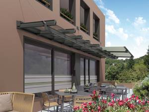 Für Schatten sorgt ein optional integriertes, über die Glasflächen herausragendes Hightech-Textilgewebe. Glas-Vordachsystem «Ardon», Stobag.