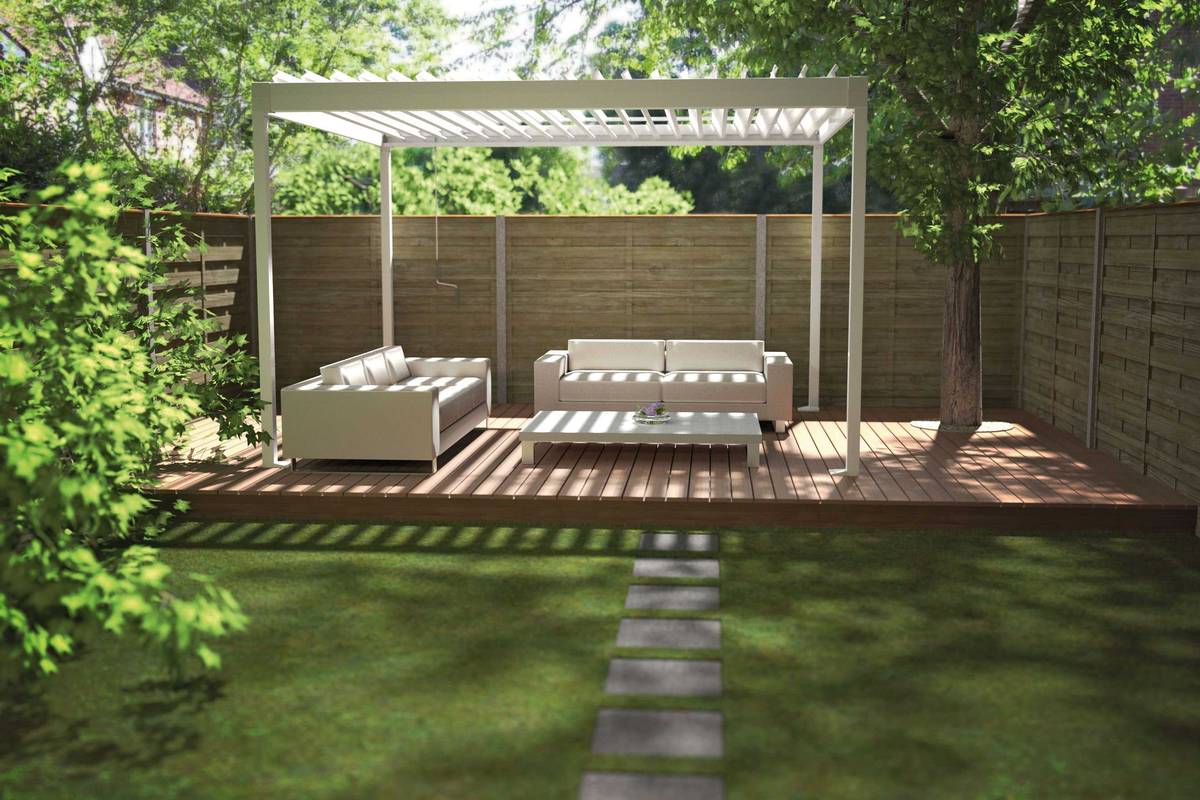 Sonnenschutz und Lüftung lassen sich durch 120° manuell drehbare Aluminium-Lamellen regeln. Terrassenüberdachung «Azore», Tomwood.