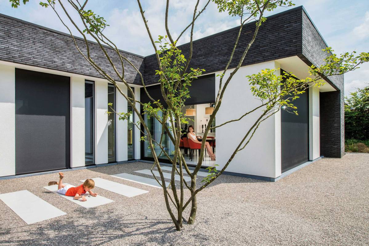 Die Markisen werden automatisch je nach Lichteinfall bedient und sorgen so für angenehme Temperaturen im Wohnraum. «Fixscreen», Renson.