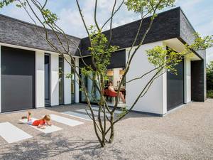 Die Markisen werden automatisch je nach Lichteinfall bedient und sorgen so für angenehme Temperaturen im Wohnraum. «Fixscreen», Renson.