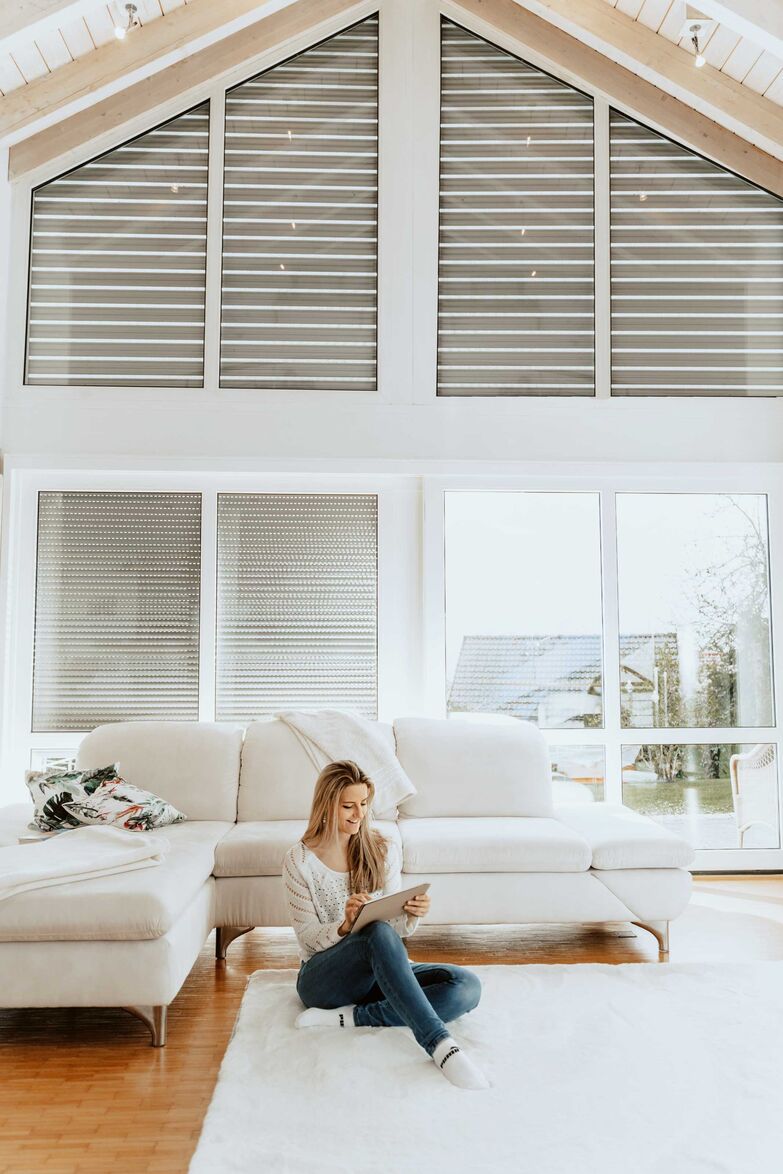 Geht nicht, gibt’s nicht: Der Marktführer für die Beschattung von asymmetrischen Glasflächen und -dächern hat für jedes Fenster eine passende Lösung. Schanz Rollladensysteme GmbH, www.schanz.com