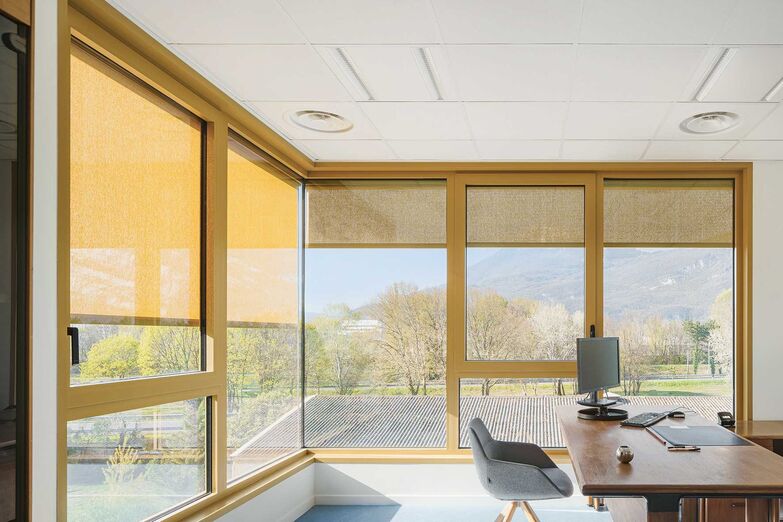 Setzt Farbakzente: Die Stoffe für die Fassadenmarkise «Soloscreen» gibt es von transparent bis abdunkelnd. Griesser AG, www.griesser.ch