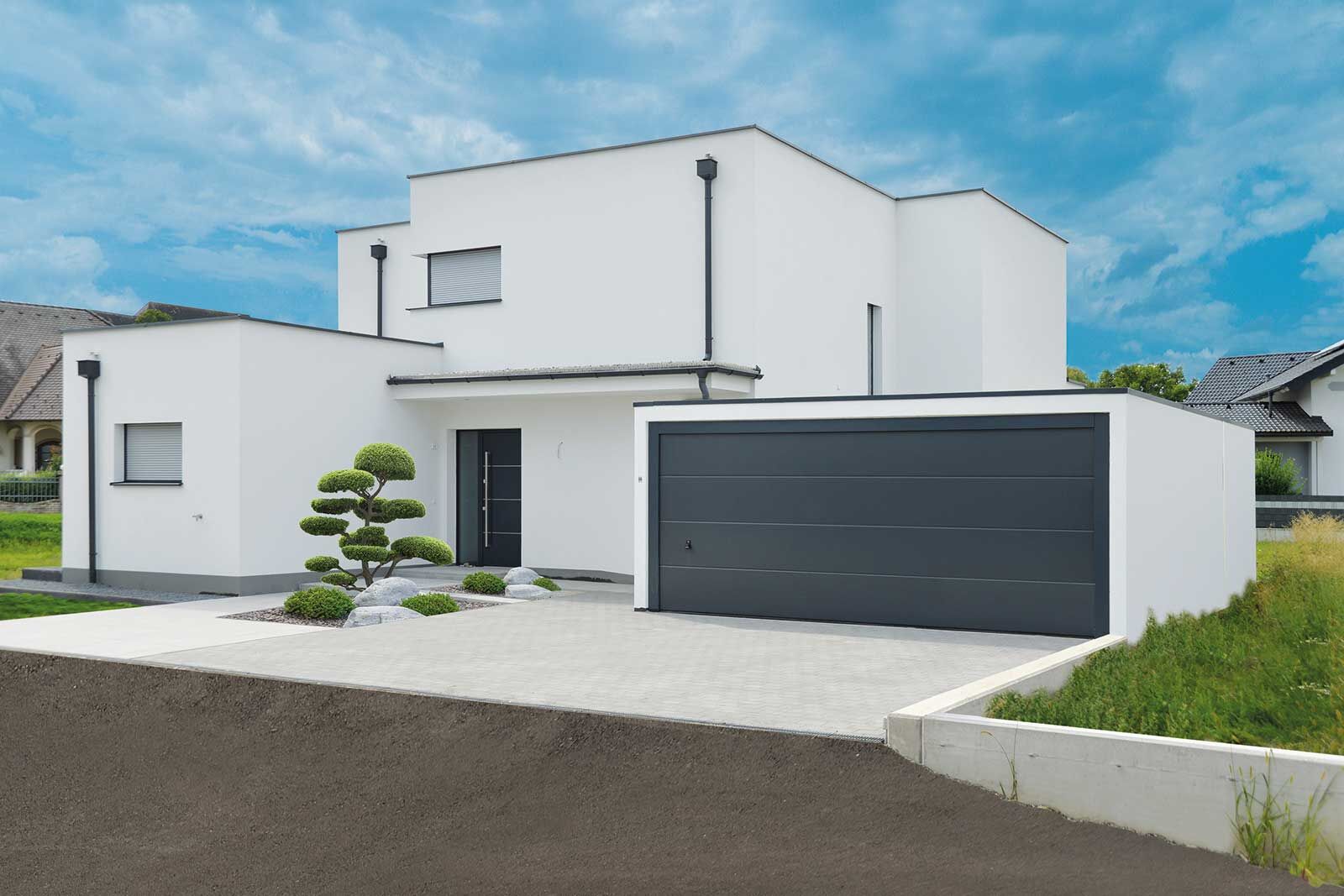 Wer es unkompliziert mag, kann auf eine Fertiggarage mit Fixpreis setzen. Bangerl bietet dabei über 300 Modelle an, die sich in Design und Ausstattung den individuellen Wünschen anpassen. Mithilfe eines Garagen-Konfigurators kann das Wunschmodell zusammengestellt werden. Dieses wird im Werk vorgefertigt, mit einem Spezialtransporter angeliefert und auf dem bauseits errichteten Fundament montiert. Lösungen für Hanggrundstücke sind ebenfalls möglich. Bangerl Fertiggaragenpark AG, www.fertiggaragenpark.ch