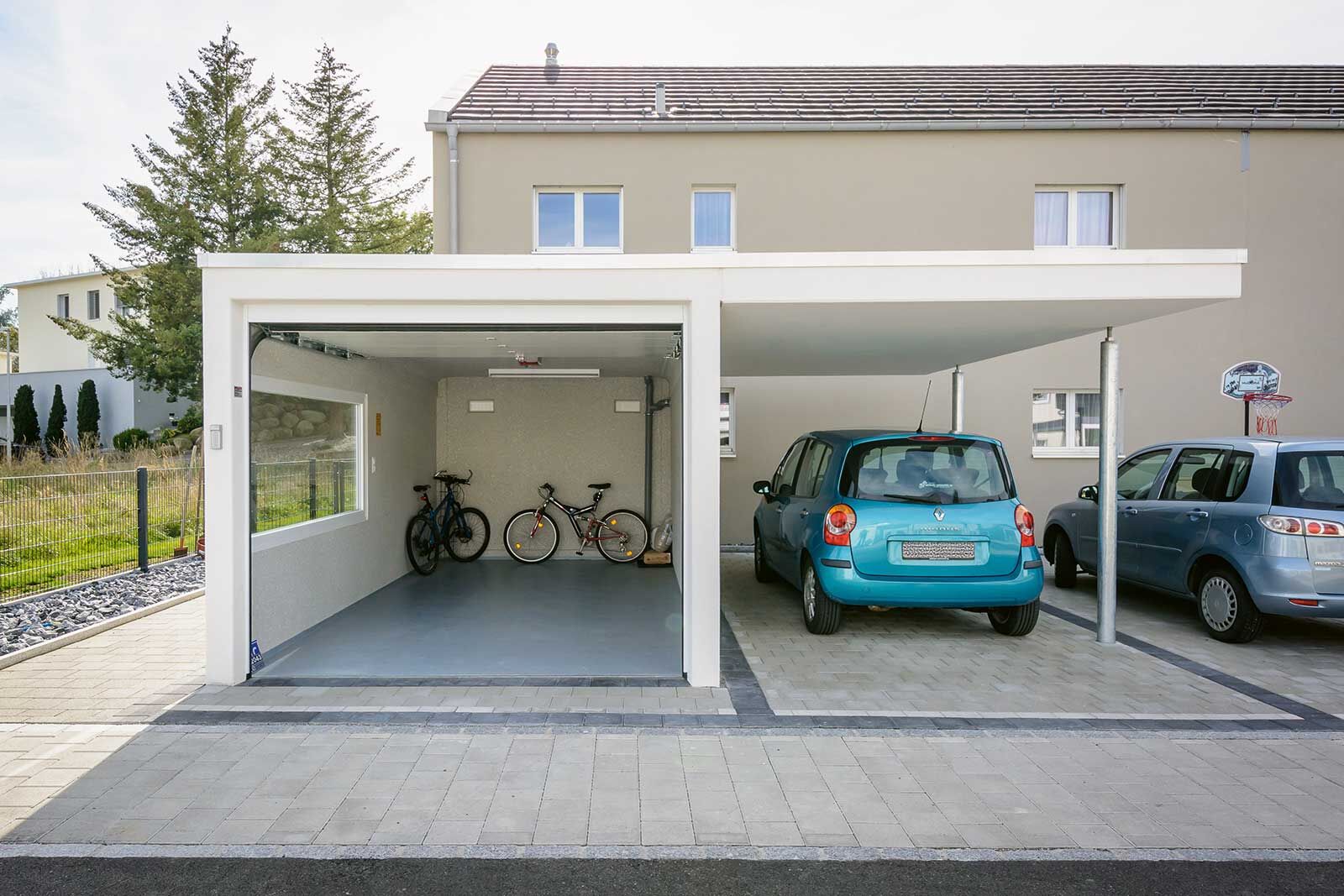 Die Pfaff-Fertiggaragen bestehen aus Beton und werden nach den Schweizer SIA-Normen hergestellt. Dabei können individuelle Wünsche berücksichtigt werden, sodass Lösungen nach Mass entstehen, ob freistehend, an Hanglage oder als Tiefgaragen-System. Zum Service zählt die Unterstützung während der kompletten Bauabwicklung, von der Baueingabe bis zur Erstellung des Fundaments. Die Garagen-Ausstellung in Will/SG bietet die Möglichkeit, Garagen unterschiedlicher Grösse und Ausführung zu besichtigen und zu befahren. Pfaff Fertig Garagen AG, www.fertiggaragen.ch