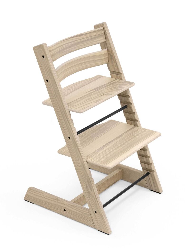 Der legendäre Kinderstuhl «Tripp Trapp» wird 50. Der Hersteller feiert das Jubiläum mit einer limitierten Edition in Eschenholz.  Stokke AS, www.stokke.com