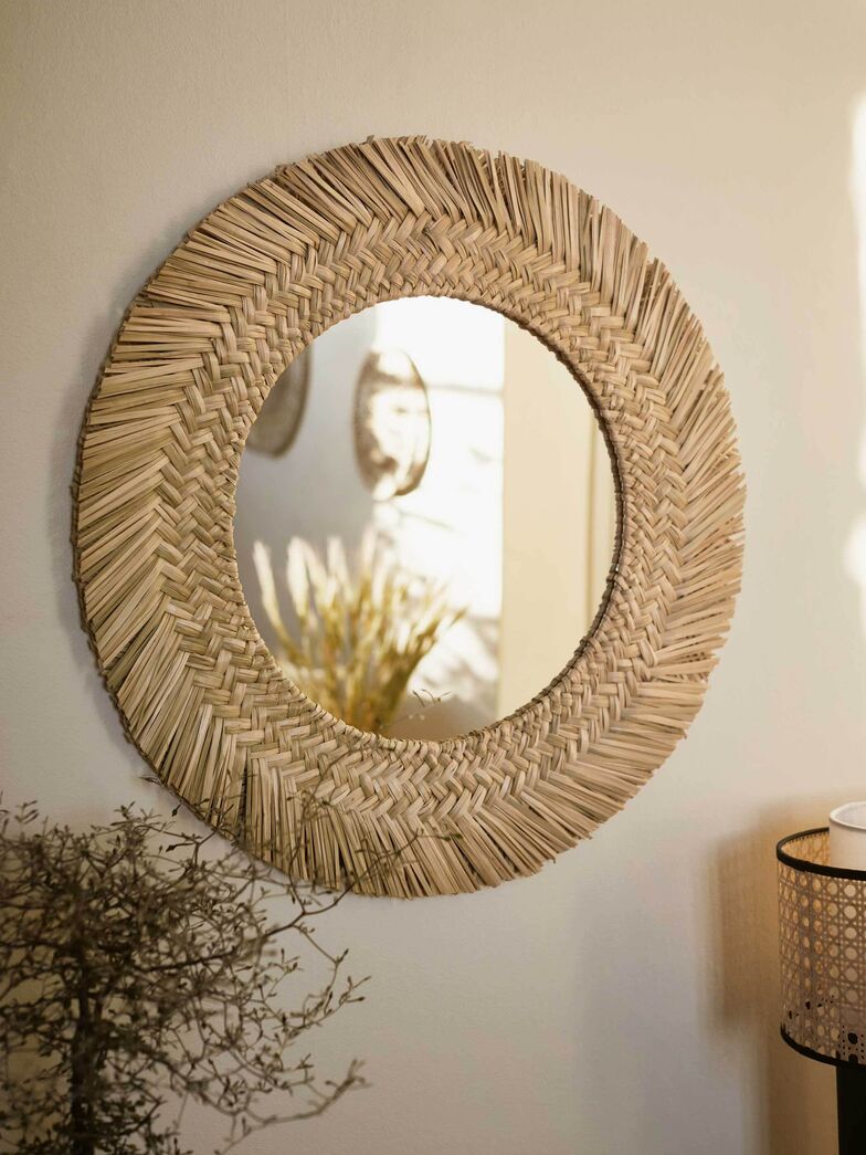 Spieglein, Spieglein an der Wand: Die «Vrigstad»-Spiegel sind mit einem dekorativen Geflecht aus Bananenfasern eingefasst, geflochten von Kunsthandwerkerinnen in Indien. IKEA Schweiz, www.ikea.com
