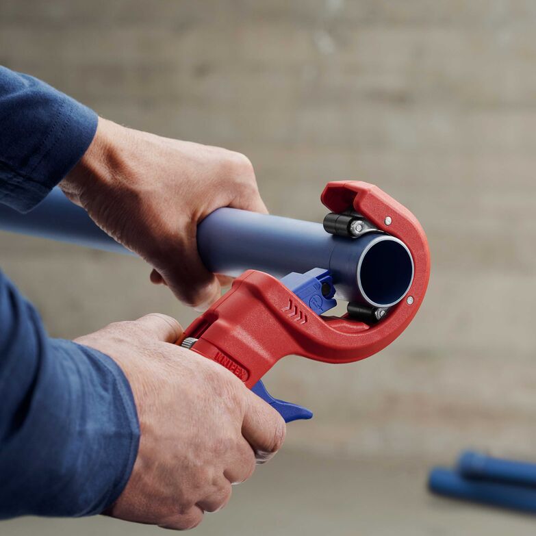 Über gutes Werkzeug freut sich jeder Handwerker. Der «Knipex DP50 Rohrabschneider» trennt Kunststoffrohre zuverlässig, leicht und sauber. Eine zweistufige Klinge trennt das Werkstück und bringt im gleichen Arbeitsschritt eine angeschrägte Schnittkante (Fase) für ein fachgerechtes Zusammenfügen der Rohre an. Knipex, www.knipex.de