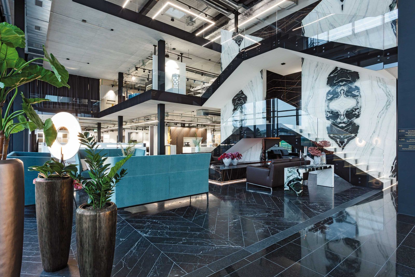 Der 2000 Quadratmeter grosse Showroom erstreckt sich über drei Etagen.