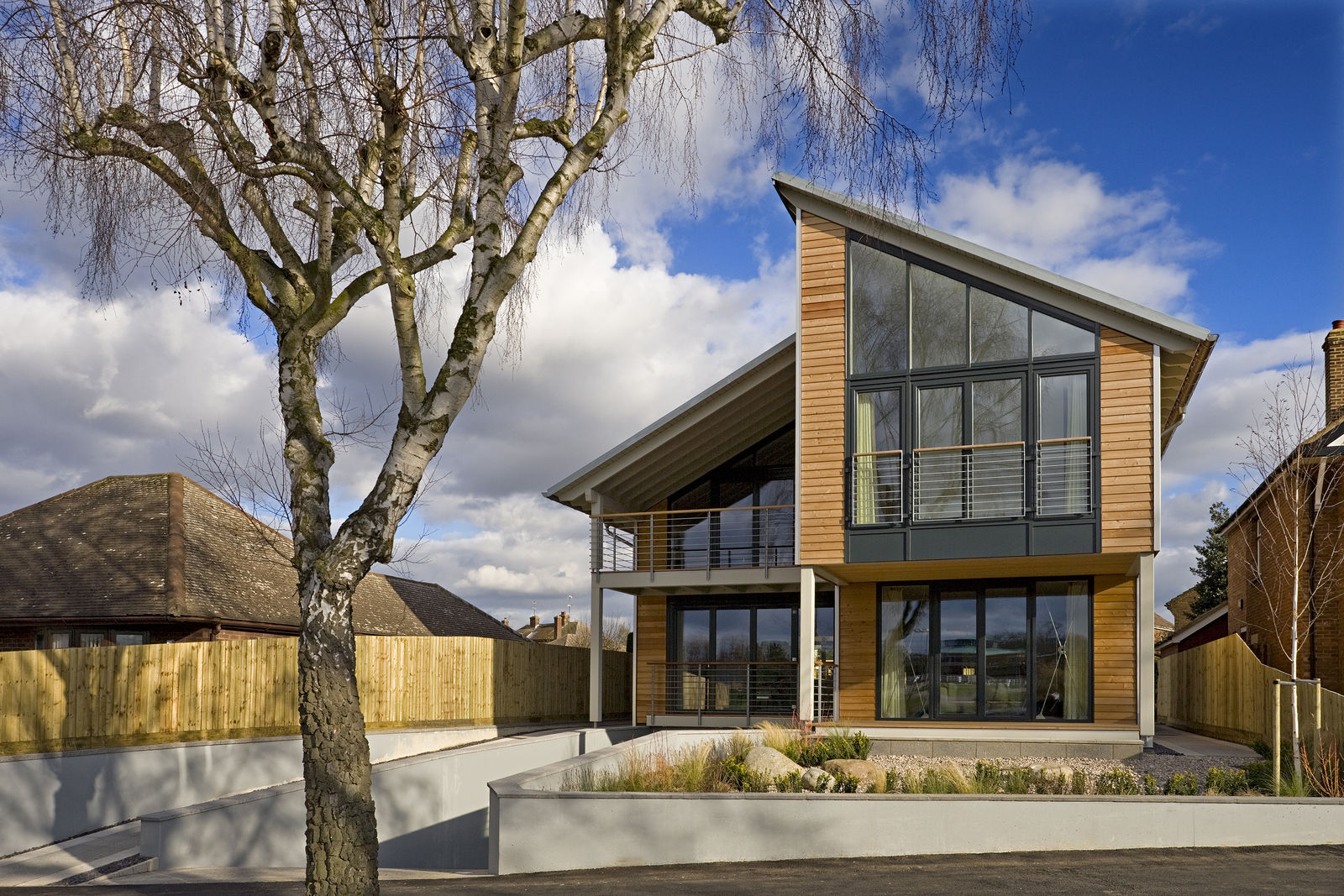Das Einfamilienhaus mit Pultdach des Hausdesigners Oliver Rehm fügt sich perfekt zwischen die unterschiedlichen Nachbargebäude.