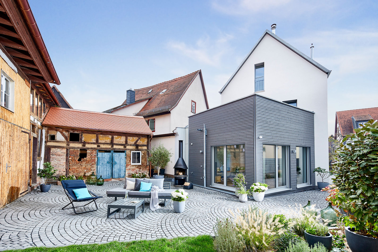 Gelungenes Ensemble von Architekt Hans-Georg Stotz: alte Gebäude und Neubau im historischen Ortskern.