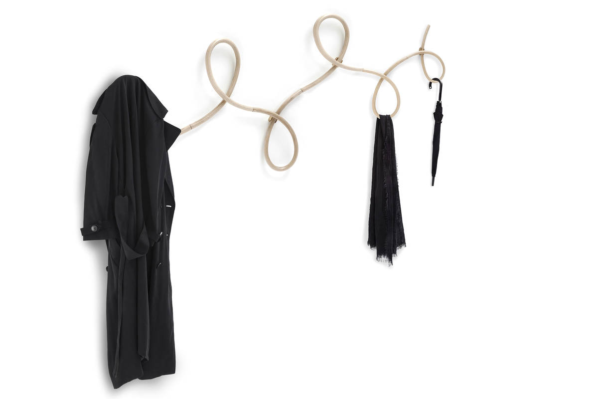 Die Drehbewegung der Wandhaken ist vom Dreivierteltakt eines Walzers inspiriert. «Walz», Gebrüder Thonet Vienna.