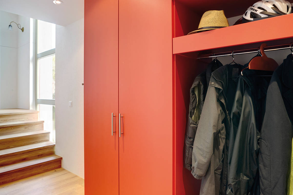 Das Unternehmen aus Alpnach ist spezialisiert auf Stauraum nach Mass. Auch im Eingangsbereich. Alpnach Norm.