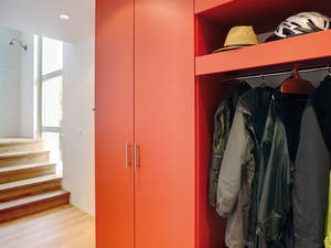 Das Unternehmen aus Alpnach ist spezialisiert auf Stauraum nach Mass. Auch im Eingangsbereich. Alpnach Norm.