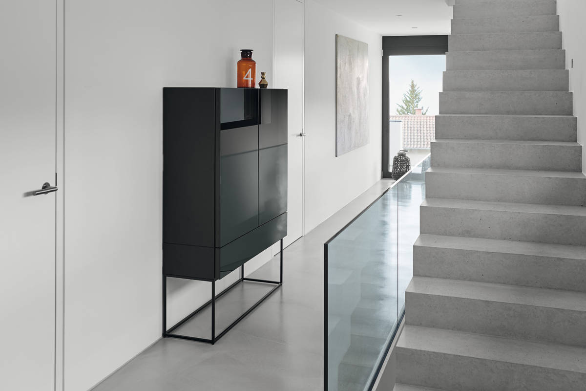 Das Kommodensystem «Mio» sorgt in vielfältiger Ausführung für Ordnung im Entreé. Kettnaker.