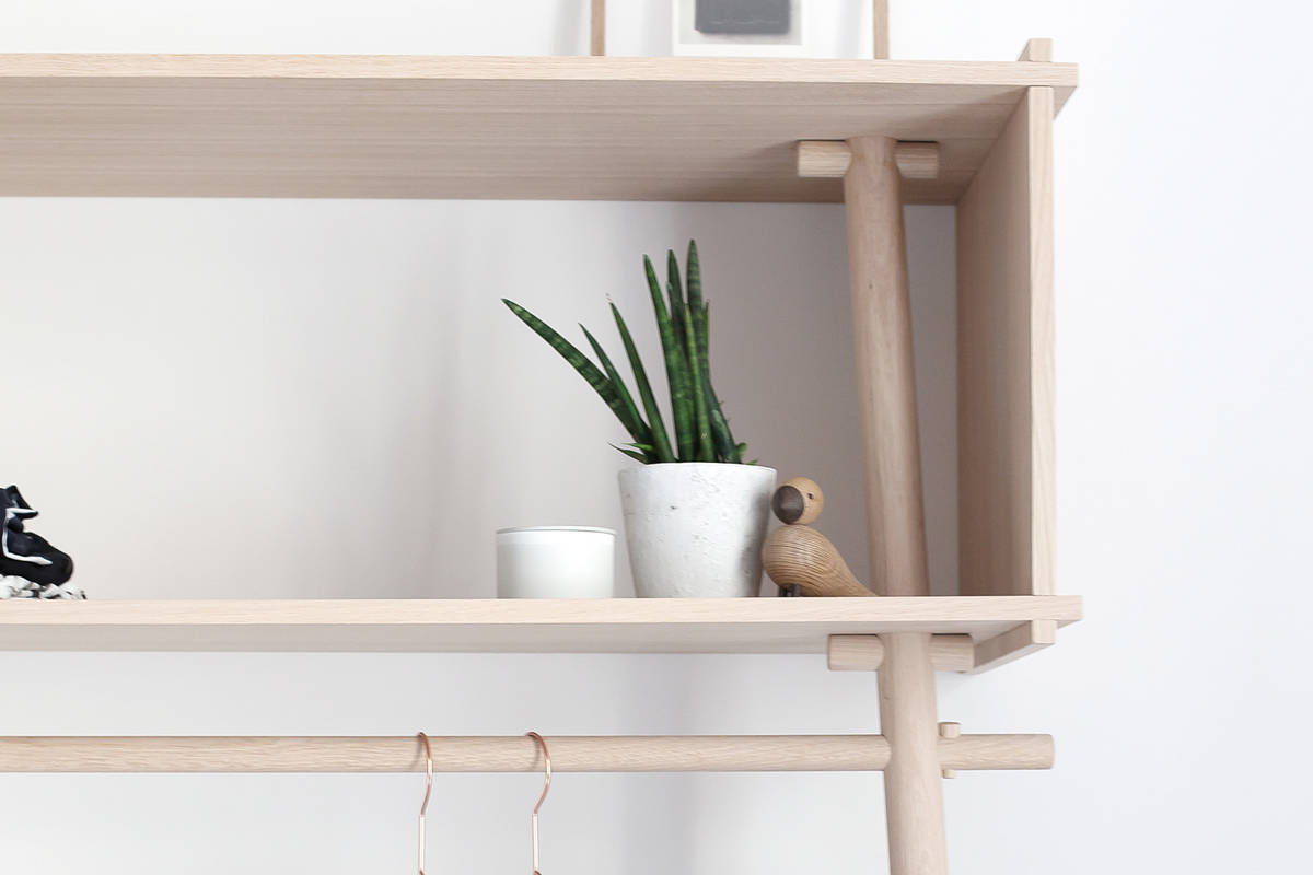 Standsicher: Garderobe «Töjbox» wird einfach an die Wand gelehnt und nur bei Bedarf mit Schrauben fixiert. Woud.