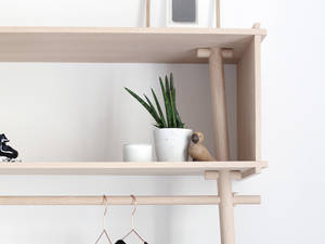 Standsicher: Garderobe «Töjbox» wird einfach an die Wand gelehnt und nur bei Bedarf mit Schrauben fixiert. Woud.