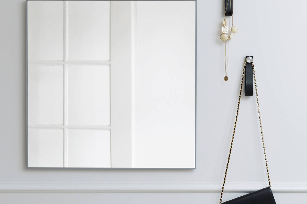 Neben Messing, Kupfer, Schwarz und Weiss ist das schlichte skandinavische Design des Spiegels «View» jetzt auch in Grau zu haben. By Lassen.