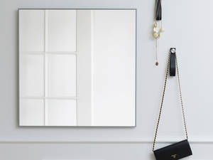 Neben Messing, Kupfer, Schwarz und Weiss ist das schlichte skandinavische Design des Spiegels «View» jetzt auch in Grau zu haben. By Lassen.