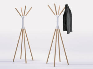 Haken und Beine des Kleiderständers «Sioux» sind aus massivem Buchenholz, das Verbindungsstück aus lackiertem Aluminium. Rexite.