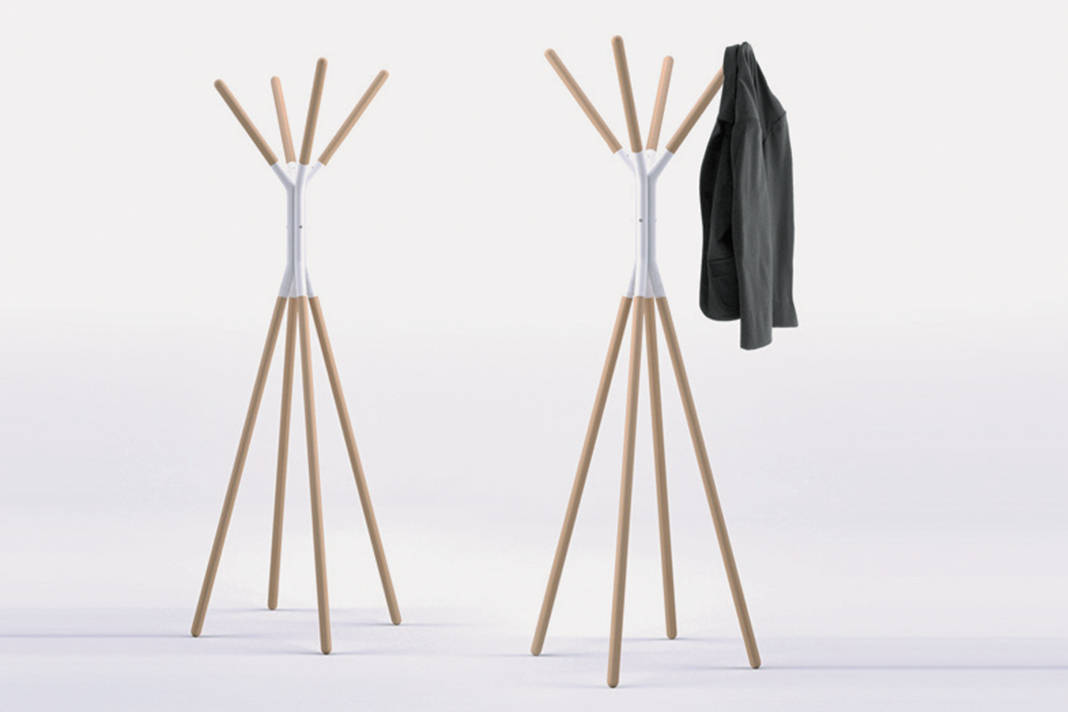 Haken und Beine des Kleiderständers «Sioux» sind aus massivem Buchenholz, das Verbindungsstück aus lackiertem Aluminium. Rexite.