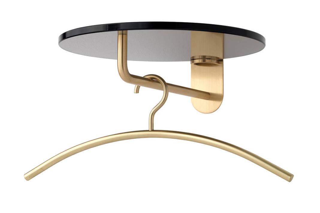 Goldstück: Zu Wandgarderobe und Bügel gibt es passend auch Haken und Schubkastenkonsole in vergoldeter Ausführung. Schönbuch.