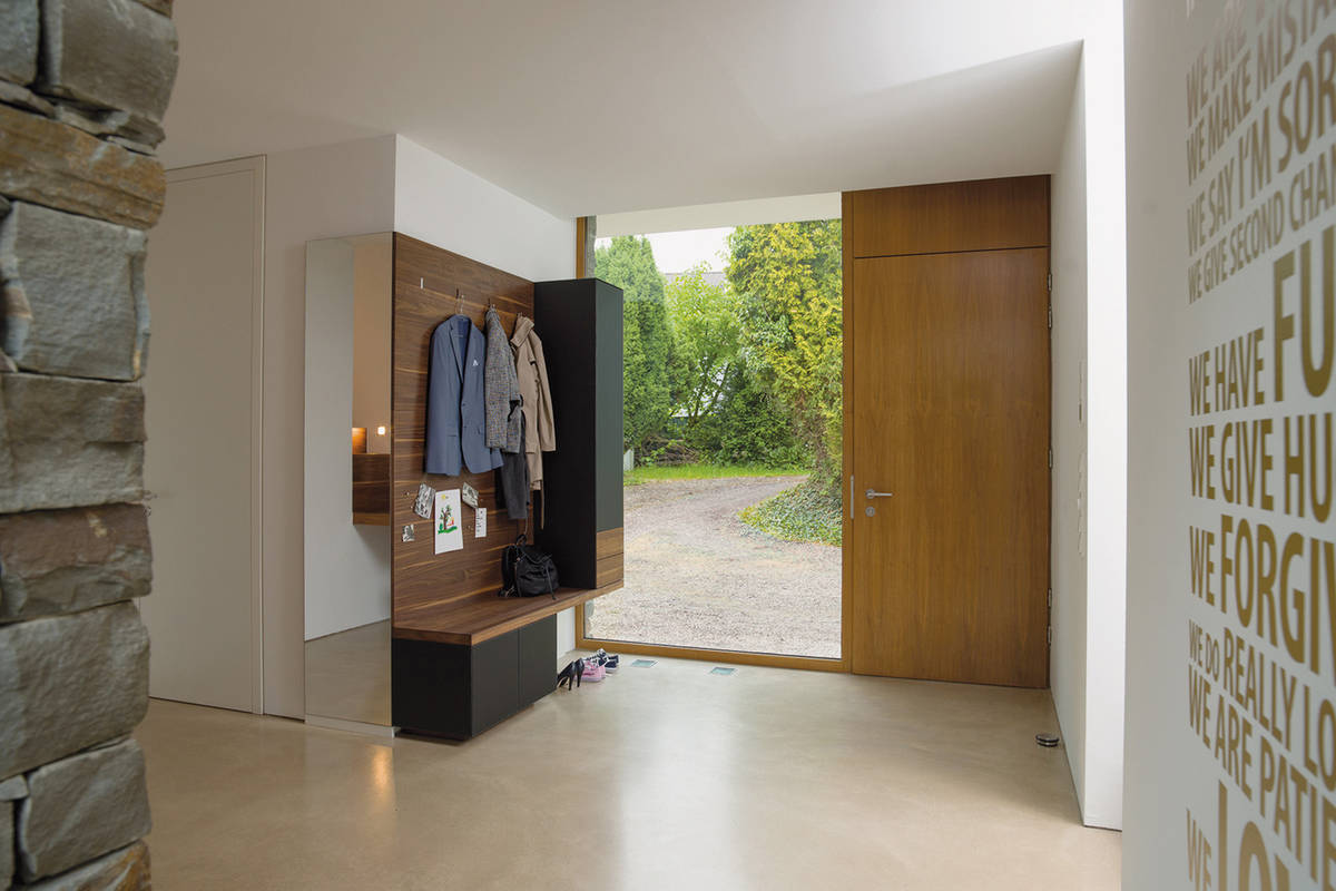 Einladend: Die Garderobe aus reinem Naturholz schafft eine angenehm warme Atmosphäre im Entrée. «Cubus», Team 7.