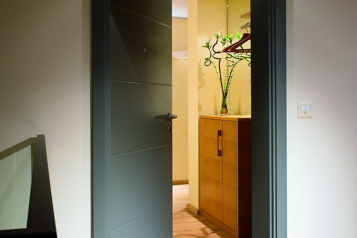 Edel und funktional: Das Türmodell «Mirador» bietet Extraschutz vor Lärm, Einbrechern und Feuer. TT Türenfabrik Turbenthal.