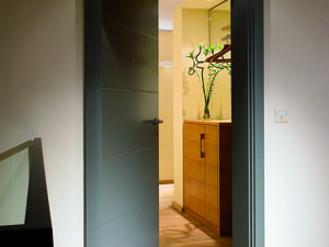 Edel und funktional: Das Türmodell «Mirador» bietet Extraschutz vor Lärm, Einbrechern und Feuer. TT Türenfabrik Turbenthal.