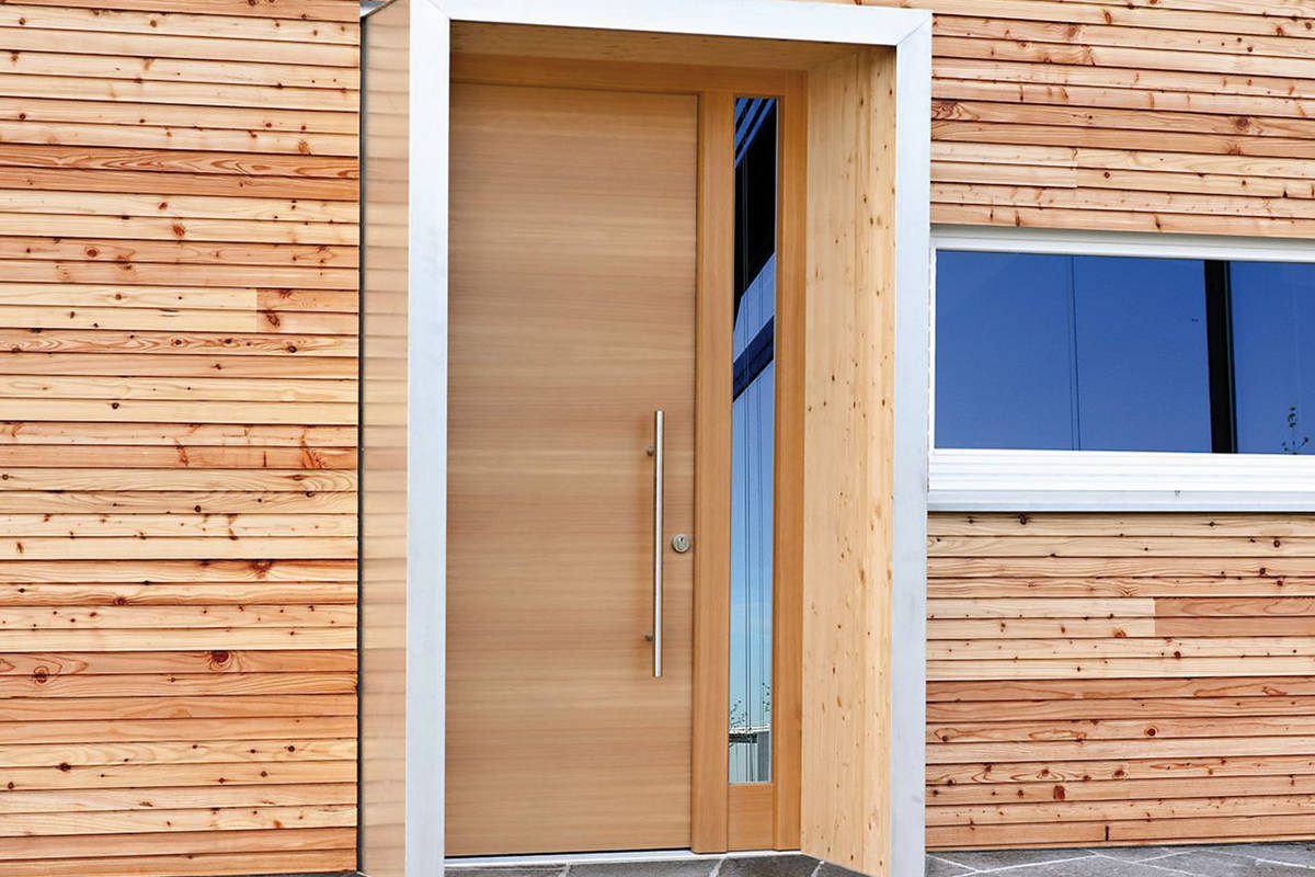 Dank ihrer innenliegenden Korkisolierung erfüllt die Haustür «A ECO 100» alle Anforderungen für den Minergie-Standard. Rubner/Tomwood.