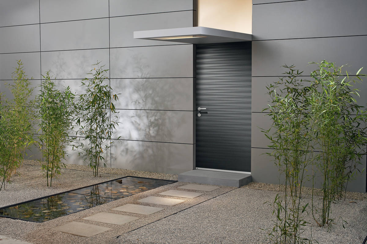 Die dreidimensionalen Fräsungen auf der Oberfläche geben der Eingangstür einen ganz besonderen Look. «Nevos Fold», Josko.