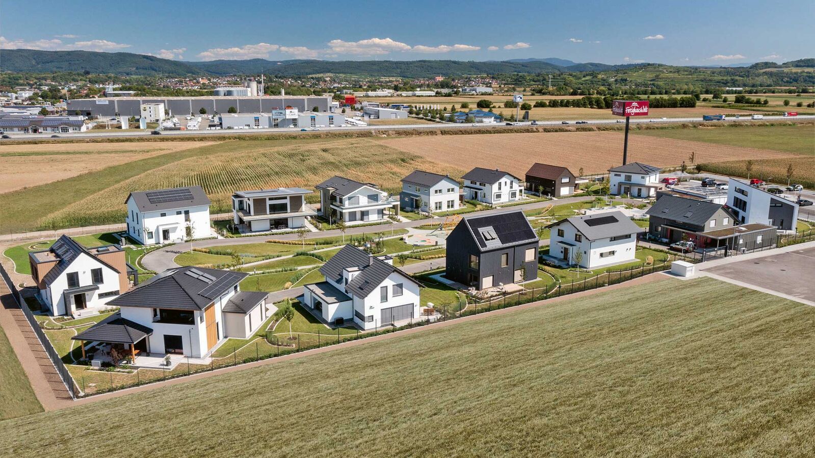 Ein Musterhauspark bietet Bauinteressierten ein Raumerlebnis im Massstab 1:1. Foto: zVg, © Patrick Brandt