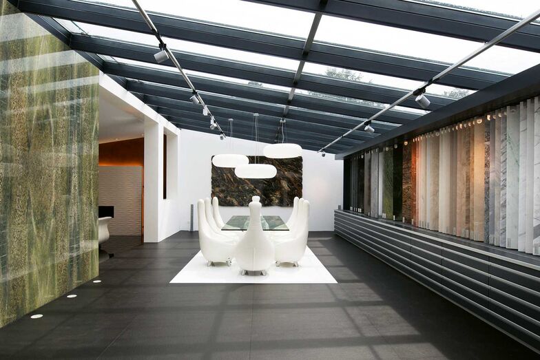 Die sorgfältig arrangierten Natursteine zeigen eindrucksvoll die Farbvielfalt, Maserungen und Oberflächenstrukturen, die jedes Stück zu einem Unikat machen.