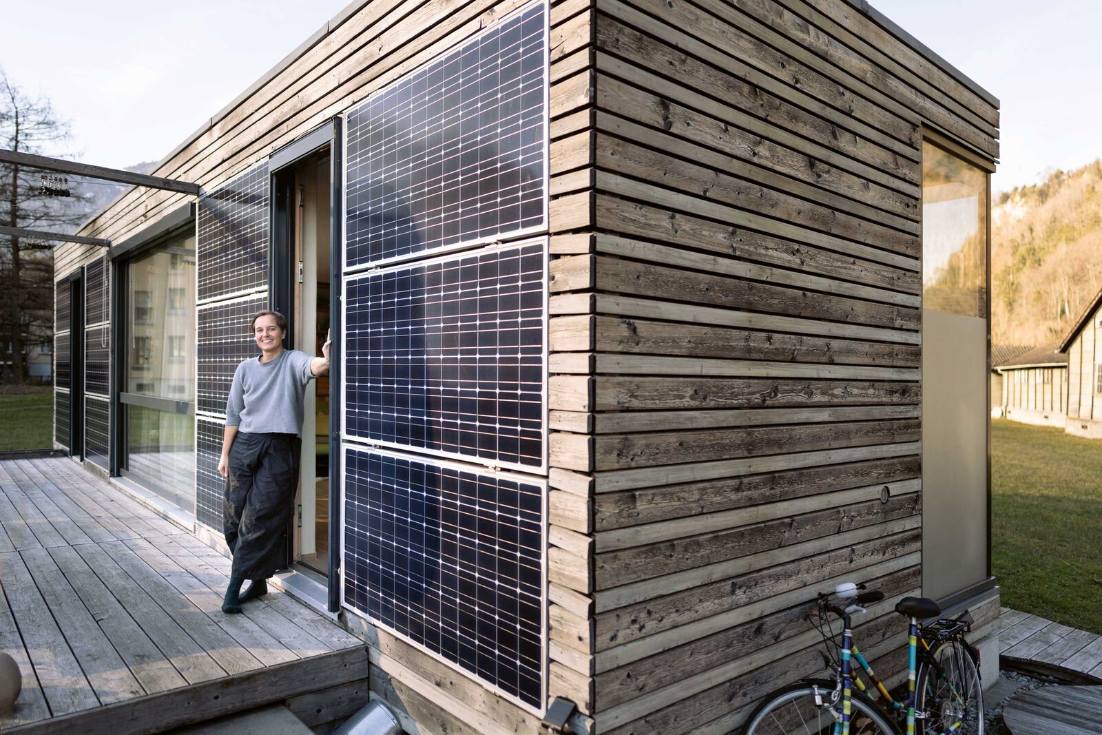 Tanja Schindler engagiert sich seit zehn Jahren für ihr Ökominihaus und will ihm zum Durchbruch verhelfen. Fotos: Gaëtan Bally.