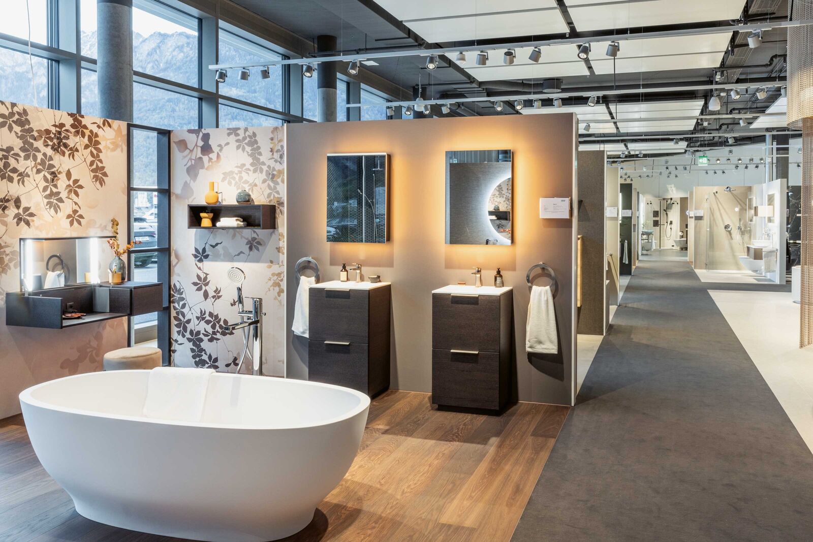 Auf 1135 Quadratmetern Ausstellungsfläche präsentiert Sanitas Troesch Küchen und Bäder mit hochwertigem Design.