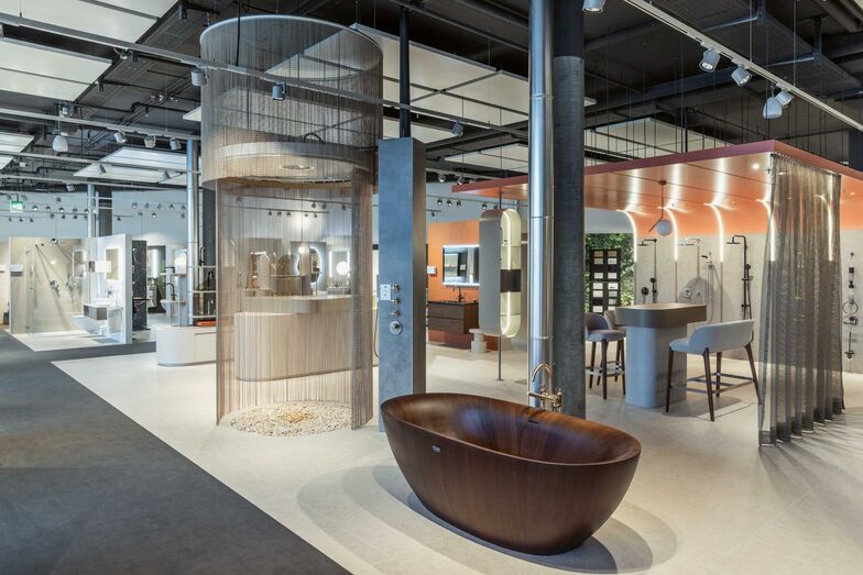 Auf 1135 Quadratmetern Ausstellungsfläche präsentiert Sanitas Troesch Küchen und Bäder mit hochwertigem Design.