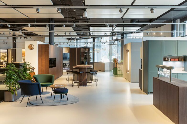 Auf 1135 Quadratmetern Ausstellungsfläche präsentiert Sanitas Troesch Küchen und Bäder mit hochwertigem Design.