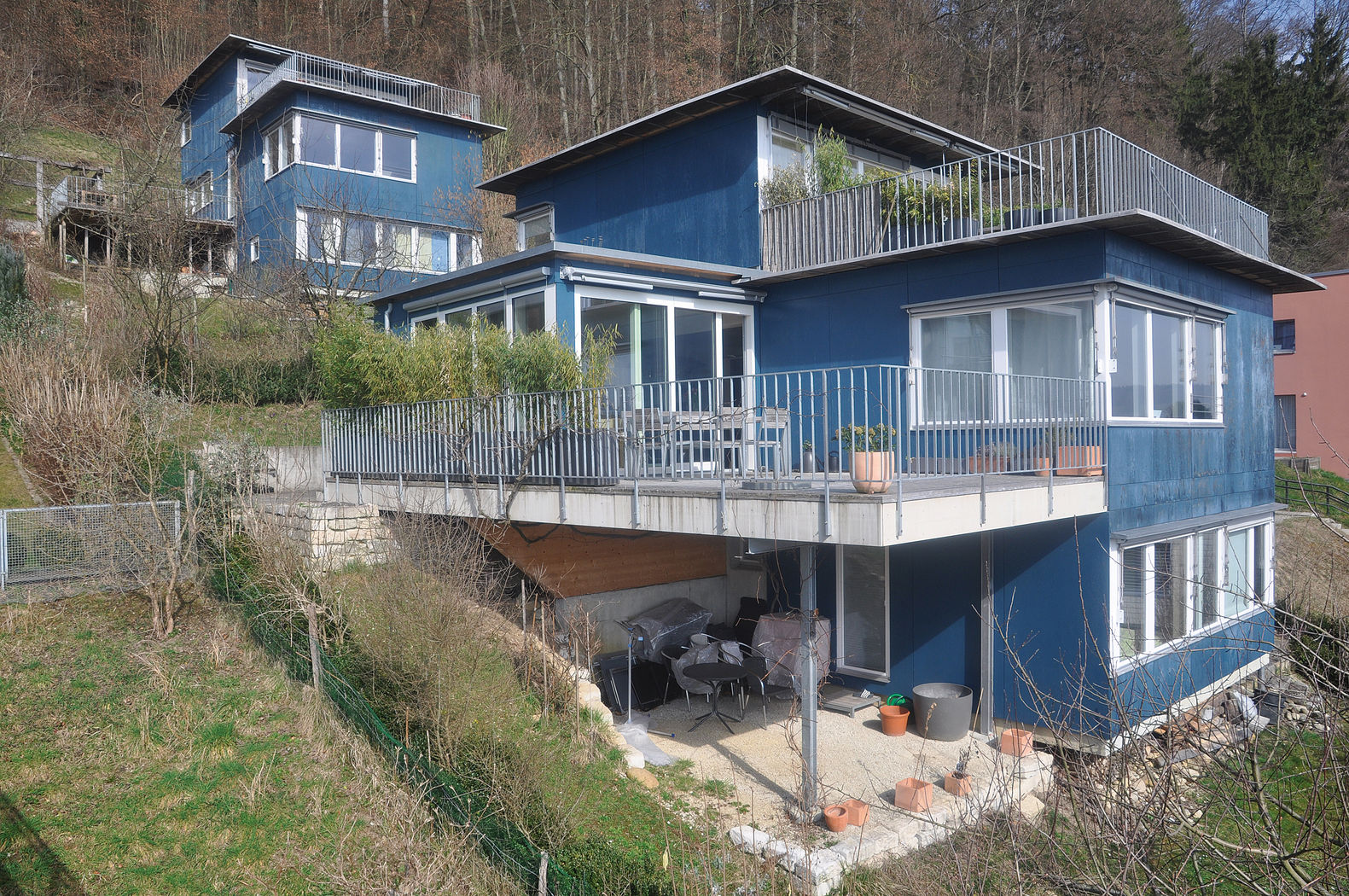 Hauserweiterung am Hang durchgeführt von der Schreinerei und Zimmerei Herbert Härdi AG.