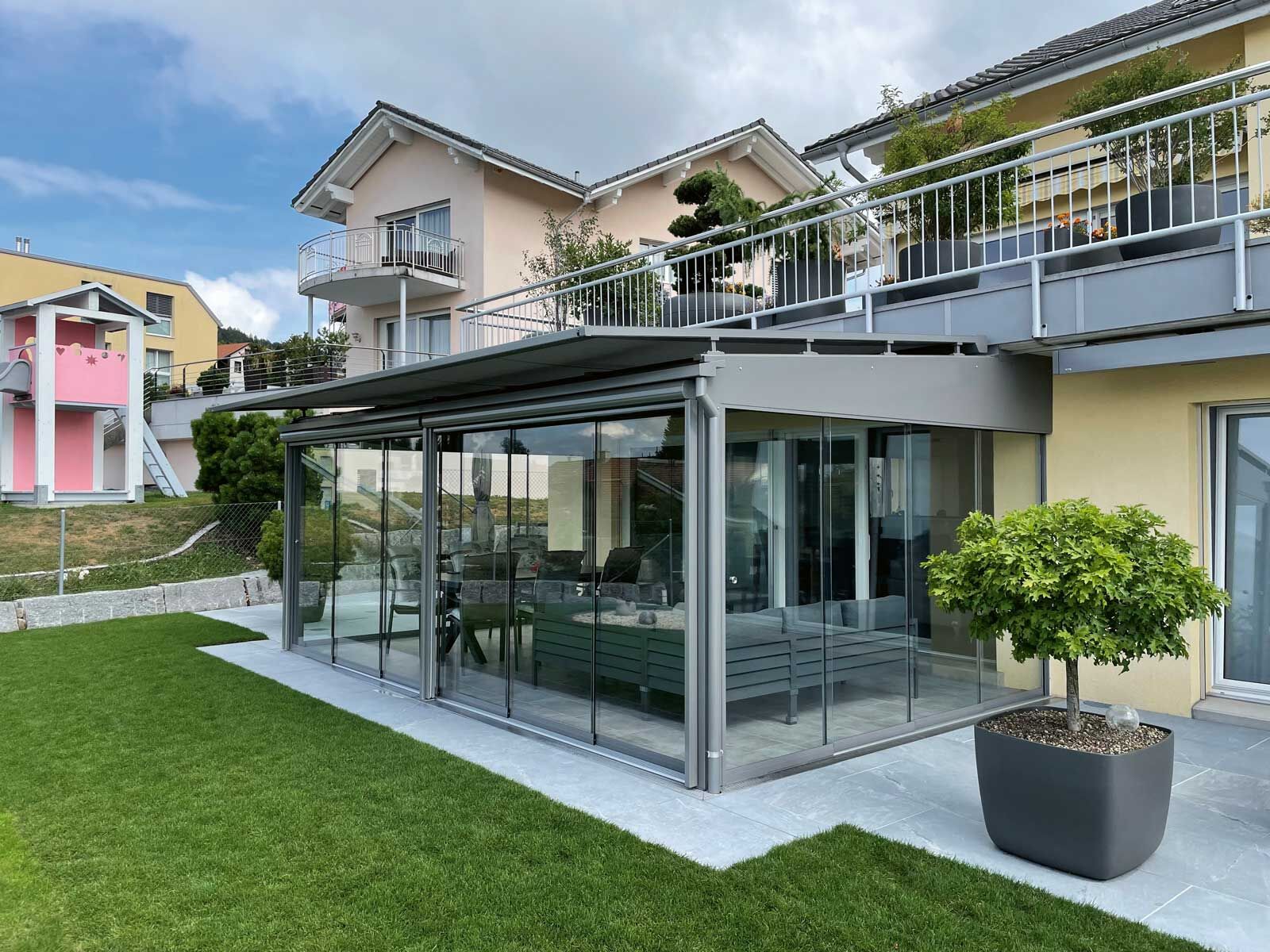 Bei geschlossenem Zustand gibt es zwischen den einzelnen Glaselementen keine senkrechten Profile und der Blick in den Garten bleibt frei.