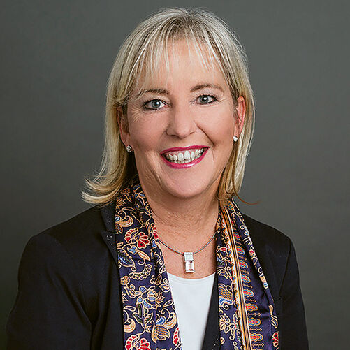 Beatrice Metzger, CEO Starhaus  Umfassende Betreuung: «Bei der Planung und beim Bau der Häuser unserer Kunden ist das Starhaus-Team mit Herz und Kompetenz bei der Sache. Bauen soll unseren Kunden Freude machen. Starhaus errichtet für ihre Kunden individuell geplante Massivhäuser zum Festpreis. Jedes Projekt wird mit aller Sorgfalt vorbereitet und die Wünsche der Kundschaft fliessen so früh wie möglich in die Planung ein. Damit haben wir eine gute Grundlage, das Haus innerhalb des vorgegebenen Budgetrahmens realisieren zu können. Bei der Realisierung unserer Häuser arbeiten wir stets mit qualitätsbewussten und zuverlässigen Schweizer Handwerksbetrieben zusammen.»