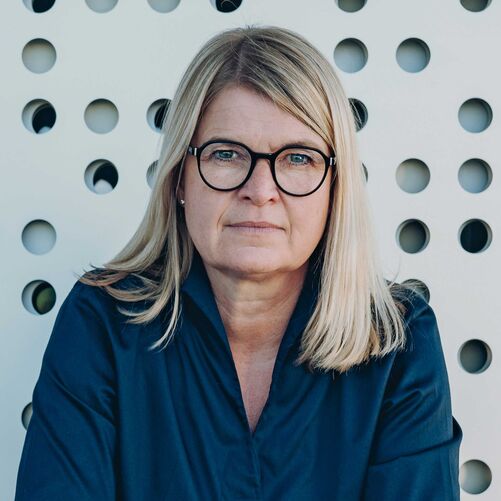 Dagmar Fritz-Kramer, Geschäftsführerin Baufritz  «Wir wissen, dass Bauherren selbst in der Hand haben wollen, wie sie wohnen», bekräftigt Dagmar Fritz-Kramer, Geschäftsführerin des Hausherstellers Baufritz den Sinn einer Planungs-Software. Baufritz bietet deshalb den «my smart green home»-Konfigurator an. Auf Basis beliebter Grundriss-Varianten können sich Interessierte jeweils ihr Wunschhaus zusammenstellen. Zu Beginn stehen Hobbyplanenden die drei Grössen S, M oder L zur Wahl, sodass auch die jeweilige Grundstückssituation berücksichtigt werden kann. Mit weiteren Klicks lassen sich Kubatur, Dachform, Anzahl von Geschossen und Zimmern sowie andere Details festlegen. Die Besonderheit des Baufritz-Konfigurators: Der Bauherr sieht nicht nur das architektonische Ergebnis, sondern wird auch in Echtzeit über die Auswirkungen auf den Preis informiert. Das erleichtert die Entscheidungsfindung und kann so die Bauzeit verkürzen. Zumal auch Bodenplatte oder Keller bei der Kreation des Hauses berücksichtigt werden.