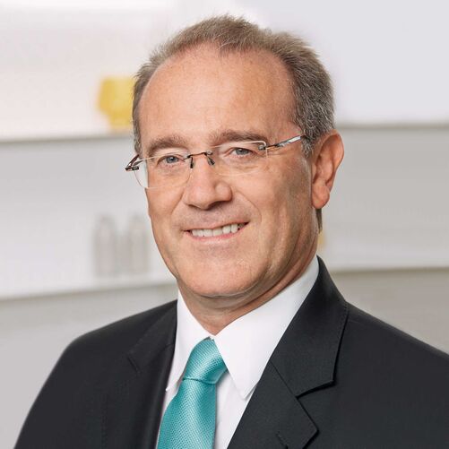 Klaus-Dieter Schwendemann, Leiter Marketing Weber Haus  Intelligent und energieeffizient: «Ein smartes Heim bedeutet mehr Komfort, da es viele Alltagsaufgaben übernimmt, aber auch die Sicherheit in den eigenen vier Wänden spielt eine zentrale Rolle. Die Mehrheit der Bauherren möchte darauf nicht mehr verzichten, weshalb Weber Haus die Haussteuerung WeberLogic 2.0 bereits seit drei Jahren im Standard anbietet. Immer mehr Bauherren richten den Fokus auf die Energieeffizienz und Umweltfreundlichkeit ihres Neubaus und entscheiden sich für ein WeberHaus in Holzfertigbauweise. Unsere Gebäudehülle ÖvoNatur Therm sorgt für einen hervorragenden Wärme- und Kälteschutz und legt damit die Basis für einen niedrigen Energieverbrauch.»