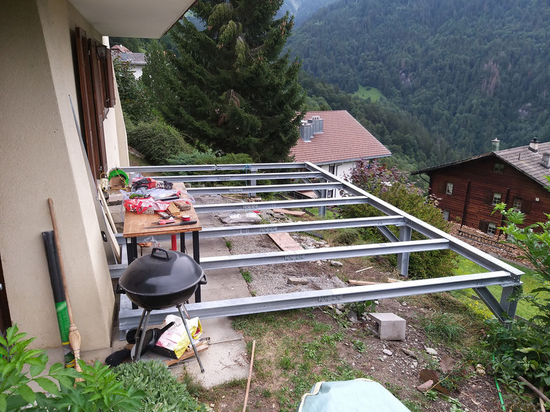 Bauphase: Das Unterbau für den neuen Terrassenboden ist an die Hanglage angepasst.