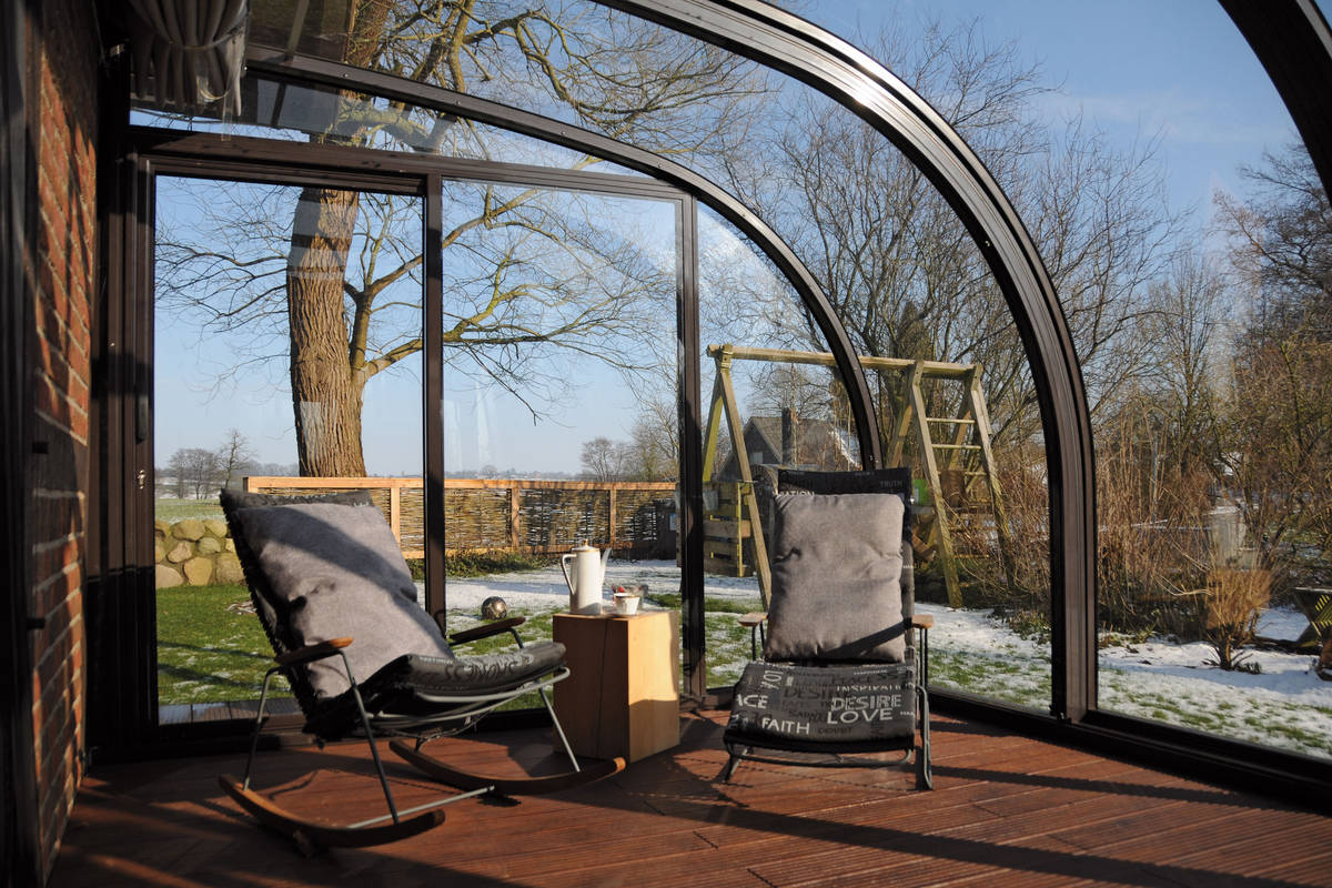 Auch im Winter kann man auf der Terrasse sitzen – dank der Überdachung «Saphir solar veranda» von Vöroka.