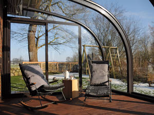 Auch im Winter kann man auf der Terrasse sitzen – dank der Überdachung «Saphir solar veranda» von Vöroka.