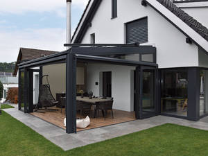 Der moderne Wintergarten mit Schiebe- und Rollwänden wird farblich passend zum Gebäude pulverbeschichtet. Durch leicht verschiebbare Glasflügel erreicht man eine maximale Öffnungsbreite. Movitec.