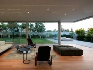 Das rahmenlose Schiebefenster überzeugt durch filigrane Profilgeometrie sowie den boden-, decken- und wandbündigen Einbau. Keller Minimal Windows über Atrium-design AG.