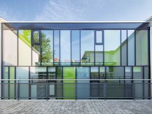 Farbiges Verbundsicherheitsglas sorgt für eine fröhliche, kreative Atmosphäre in den Innenräumen. Die Standardpalette umfasst über 700 Fabvariationen. Flachglas (Schweiz) AG.