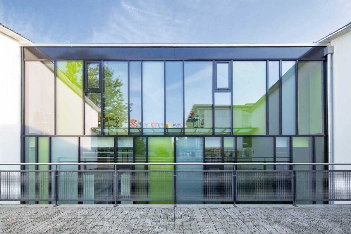 Farbiges Verbundsicherheitsglas sorgt für eine fröhliche, kreative Atmosphäre in den Innenräumen. Die Standardpalette umfasst über 700 Fabvariationen. Flachglas (Schweiz) AG.